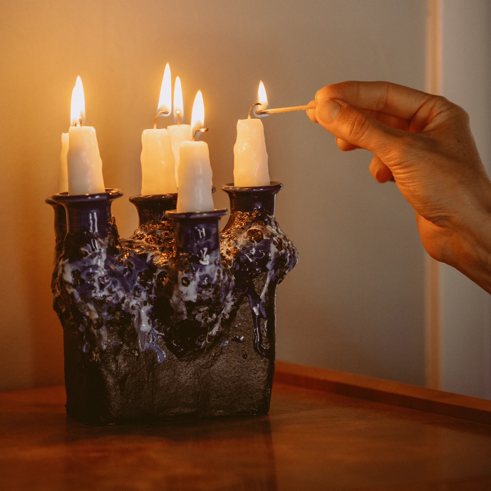 Kaamoskivi Art Kynttilänjalka Kuusihaarainen - Image 3